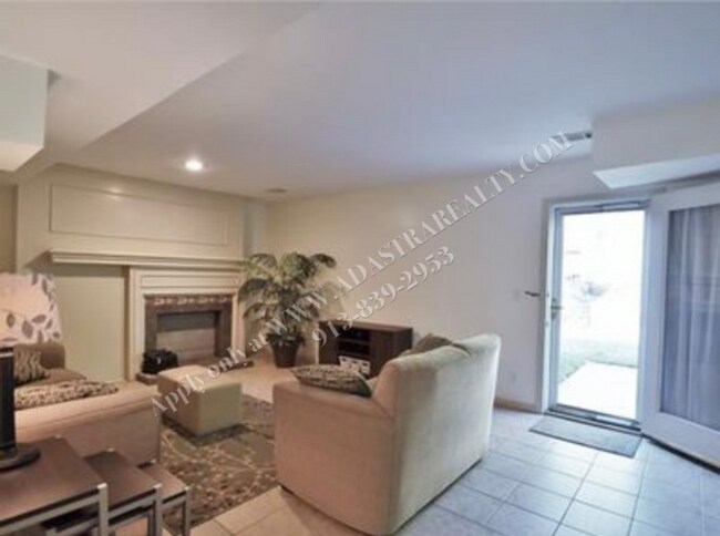 Building Photo - Adorable 3 Bed 2.5 Bath Duplex in Olathe-Available in JULY!!