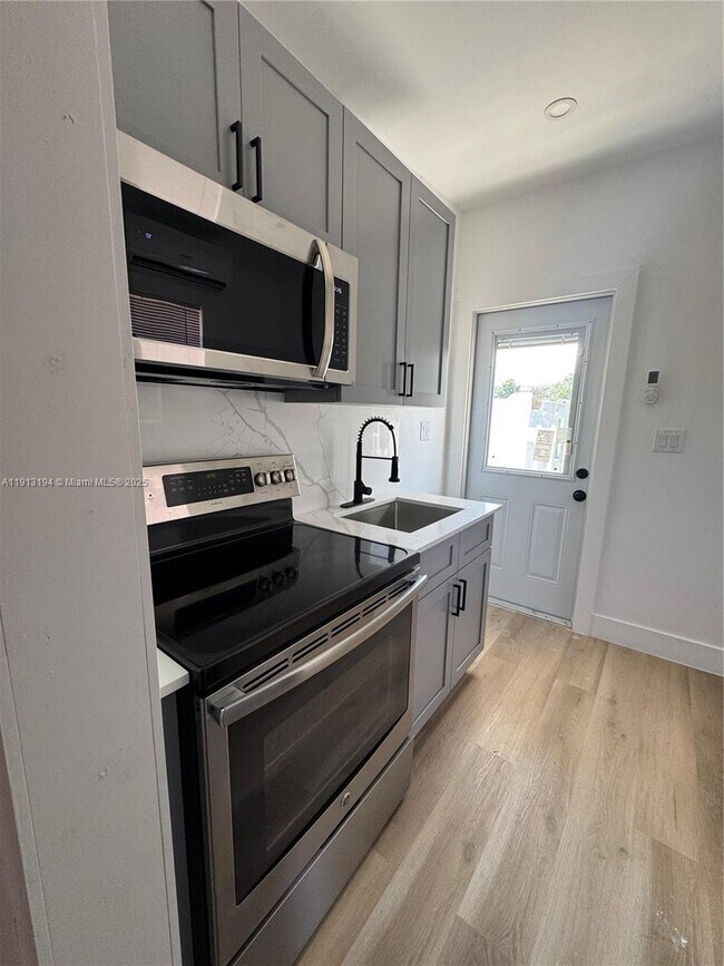 Building Photo - 4028 SW 11th St