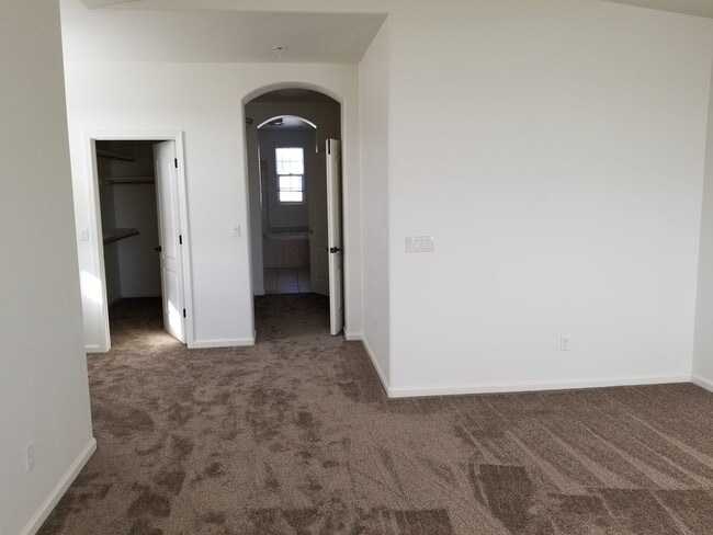 Building Photo - Stunning Home in Pacific Crest!  This 5 Bedroom 2.5 Bathroom with 2 Living Rooms