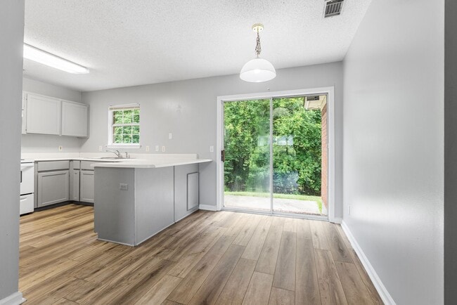 Building Photo - 3 BED | 2 BATH | NEWLY RENOVATED
