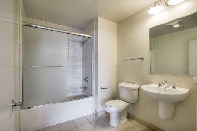 Building Photo - Gorgeous 2 Bedroom/2 Bathroom Condo for Rent at The 88