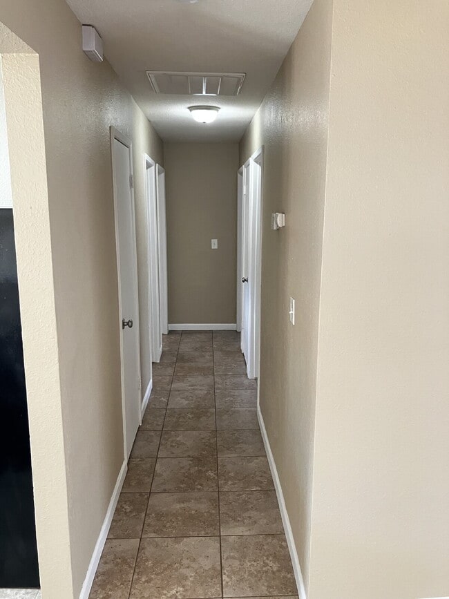 Building Photo - "Charming 3-Bedroom 1 BATH  Haven in Merce...