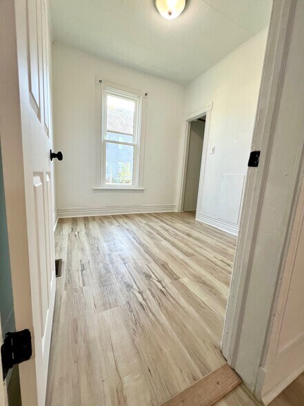 Building Photo - 39 1/2 Milton Ave