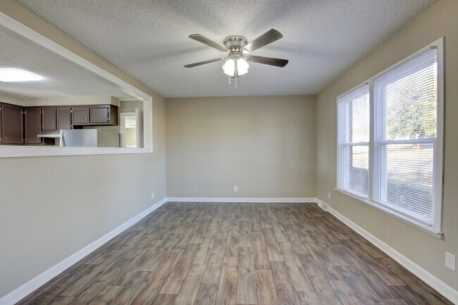 Building Photo - Three Bedroom Home Close to Ft. Campbell