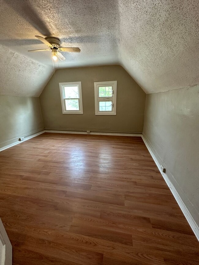 Building Photo - Spacious 5-Bedroom Home with 2 Full Baths, Freshly Rehabbed, Ready to rent