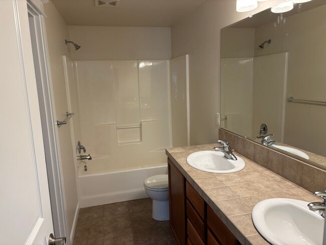 Building Photo - Newly updated home in SW Bend with large bonus room and corner lot!