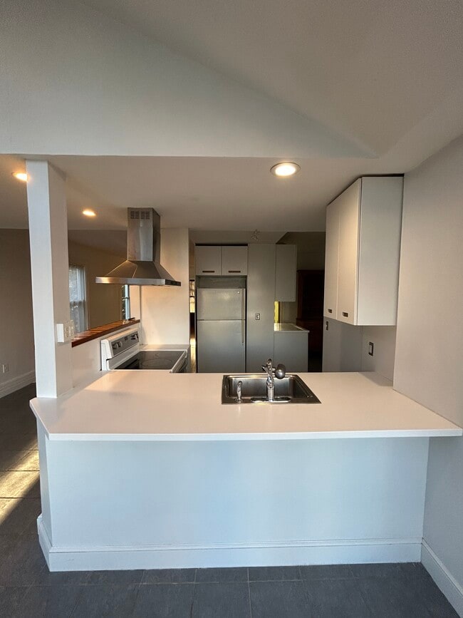 Building Photo - 82 Elm St