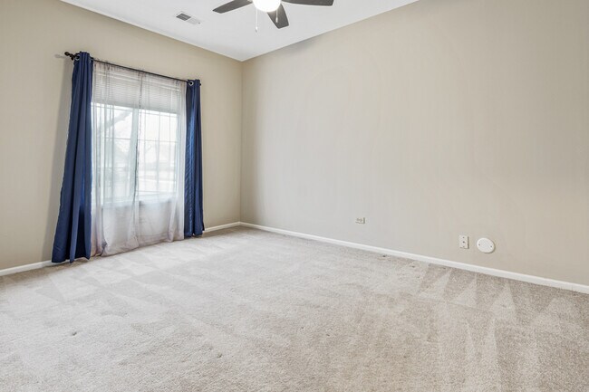 Building Photo - 1665 Commodore Ct