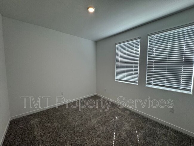 Building Photo - 867 Lk Pk Cir