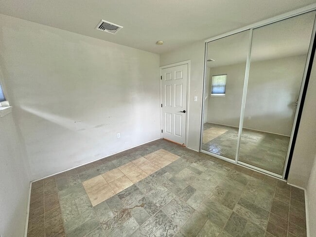 Building Photo - 3 Bedroom / 2 Bathroom Townhome in Kehalan...