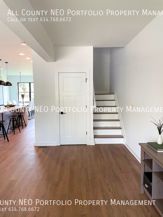 Building Photo - 1053 Oak St