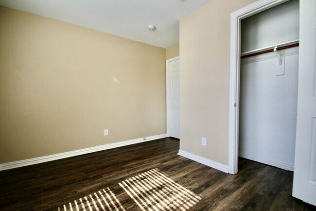 Building Photo - Stunning 3/2 Duplex in West Fort Worth — Granite Kitchen, Garage & Fenced Yard!