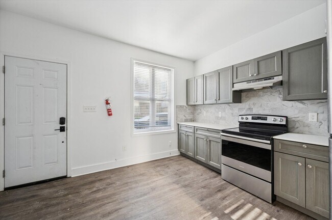 Building Photo - 2 Bedroom 3 Full Bathroom House in Southwest Philly