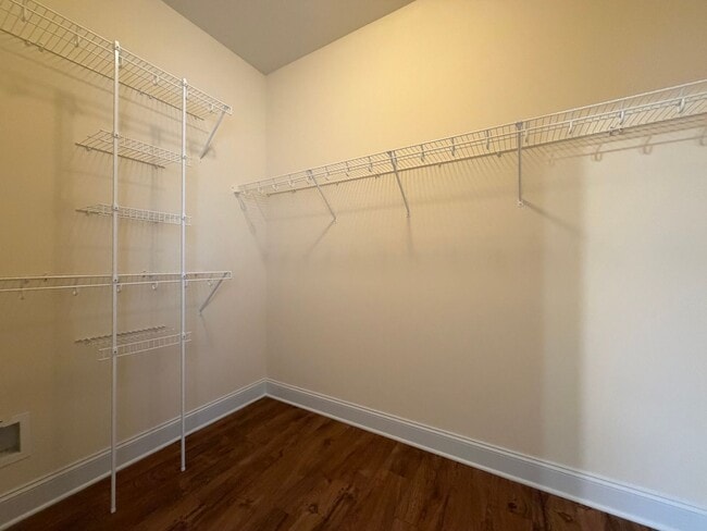 Building Photo - 4 BR Home in Quiet Neighborhood