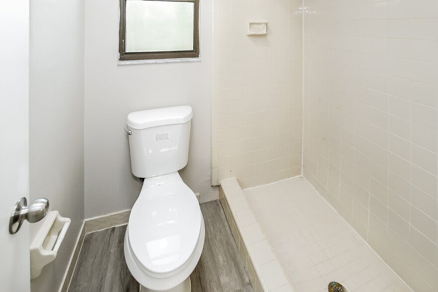 Building Photo - 6173 Island Forest Dr