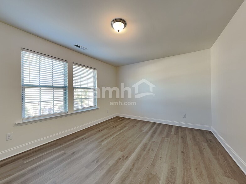 Building Photo - 185 Clubhouse Dr