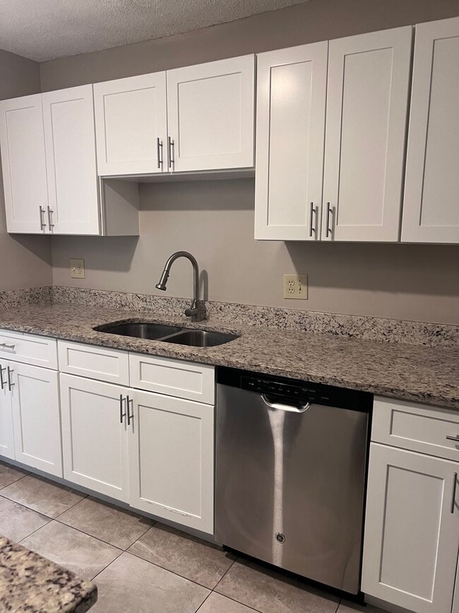 Building Photo - 2 Story Condo. Lovely 2 bed/1.5 bath condo