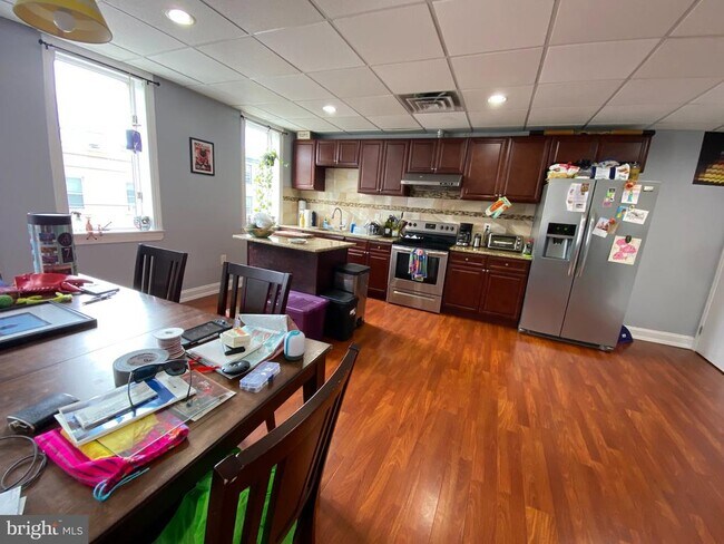 Building Photo - 458 E Girard Ave
