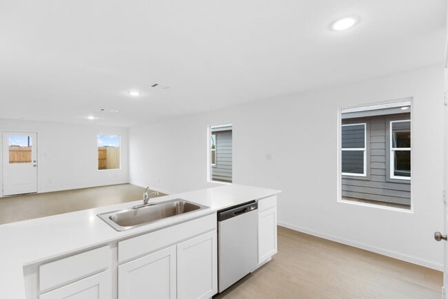 Building Photo - 972 Creek