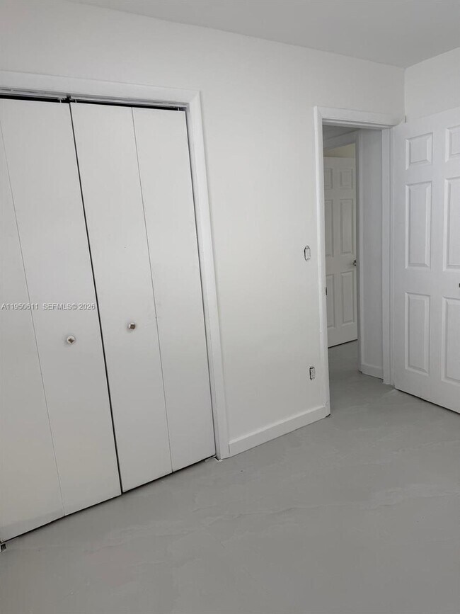 Building Photo - 1054-1058-1058 SW 2nd St