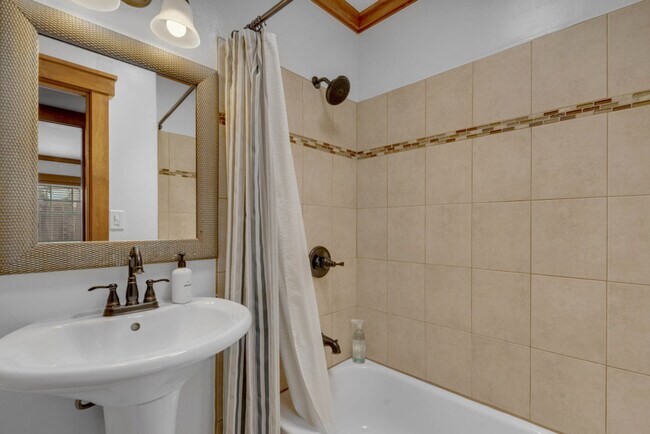 Building Photo - 1072 Johnson Ave