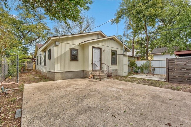 Building Photo - 1105 E 3rd St