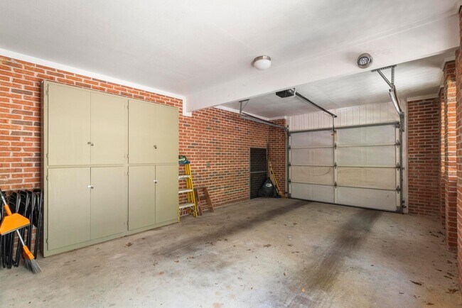 Building Photo - 2 Bedroom 2 Bath duplex in Auburn Now Avai...