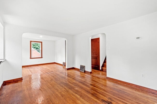 Building Photo - AVAILABLE AUG 1ST!! BEAUTIFUL 2-BEDROOM IN...