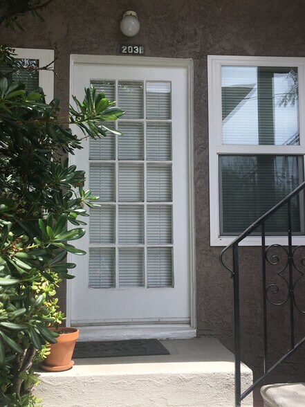 Building Photo - 2035 N Vista del Mar Ave