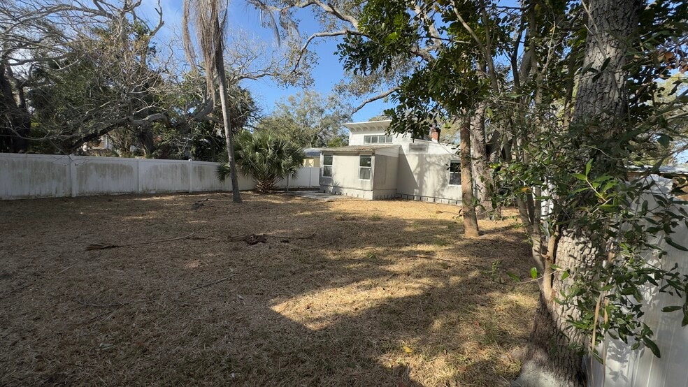 Building Photo - 2223 W Harbor Dr S