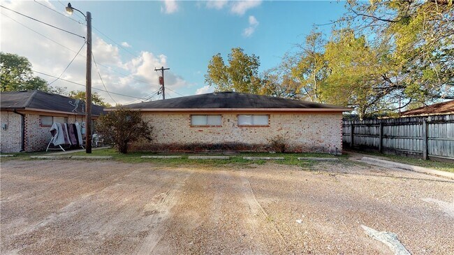 Building Photo - 204 Lynn Dr