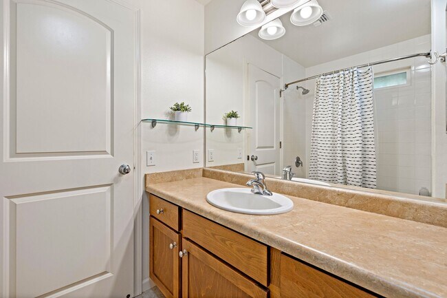 Building Photo - Unfurnished Townhome with Garage, 3 bedroo...