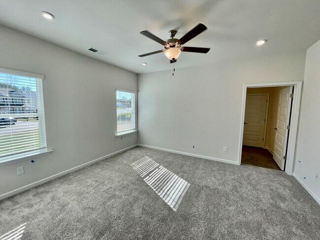 Building Photo - 1 Lyndhurst Dr