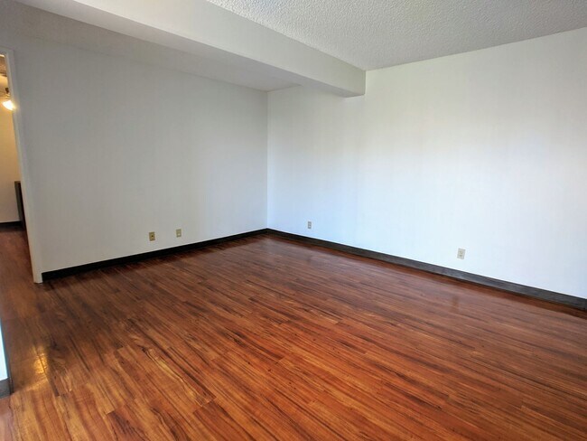 Building Photo - Golf Course, DH View 2 BR / 2 Bath w/2 Assigned Parking @ Fairway House