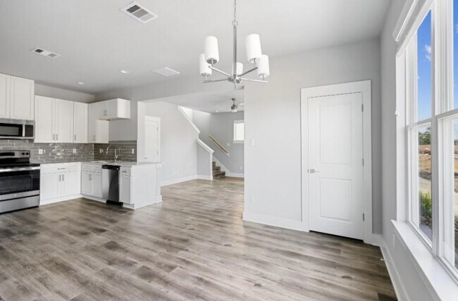 Building Photo - 13588 Ella Blvd