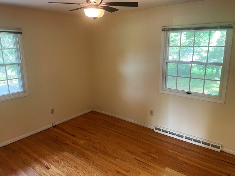 Building Photo - 1522 Cameron Dr