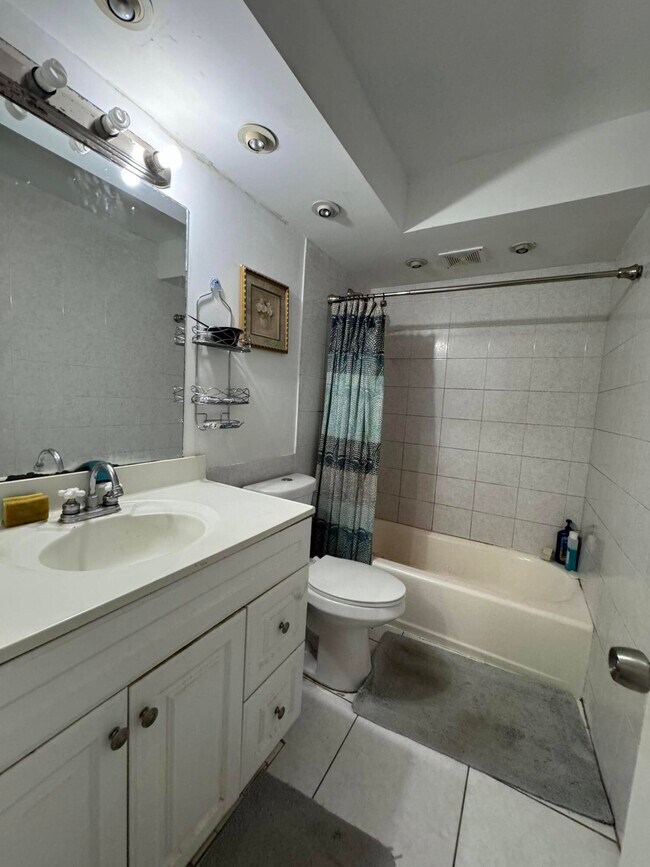 Building Photo - 1100 SE 4th Ave