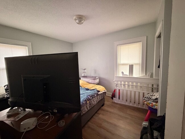 Building Photo - 2 Bedroom House - Updated $875