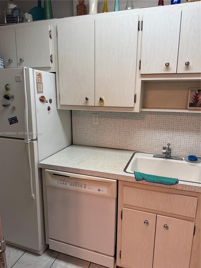 Building Photo - 2899 Collins Ave