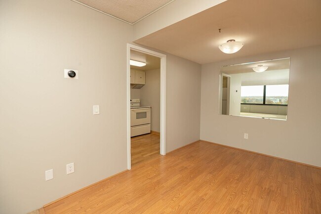 Building Photo - Unbeatable Views, Ample Amenities, 2 Bed 1...