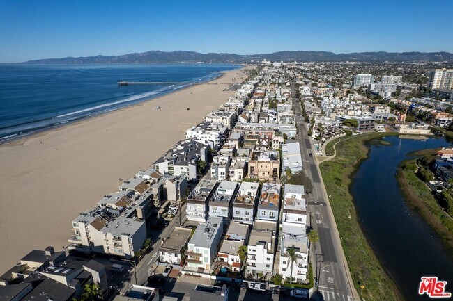 Building Photo - 20 Ketch St