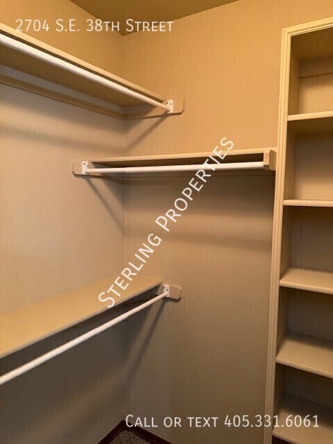 Building Photo - 2704 SE 38th St