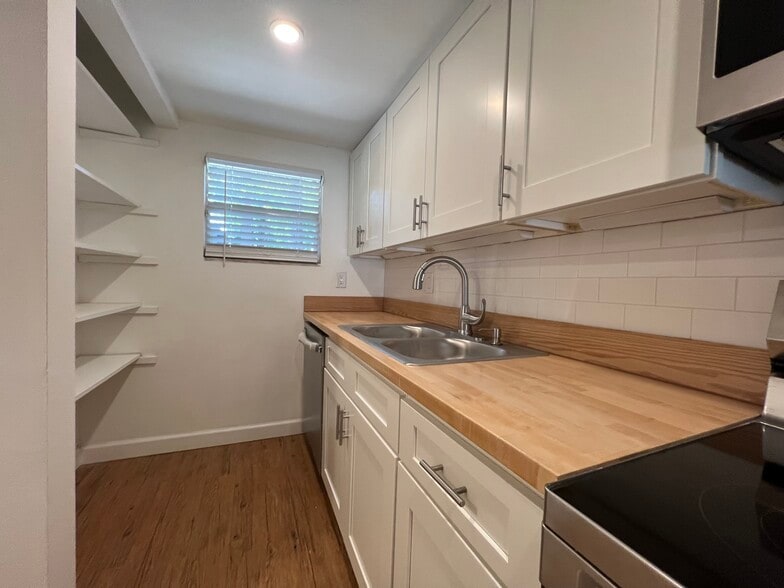 Building Photo - 701 SW 75th St