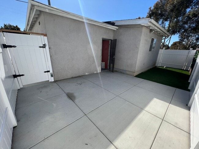 Building Photo - Fully Renovated 2 Bedroom 2 Bathroom in Ci...