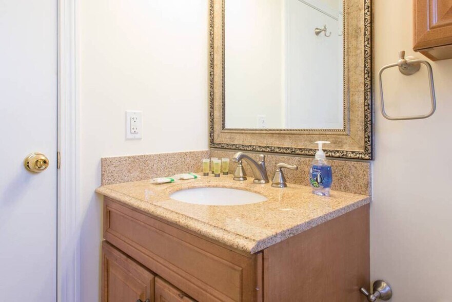 Building Photo - 37 Oxford Cir