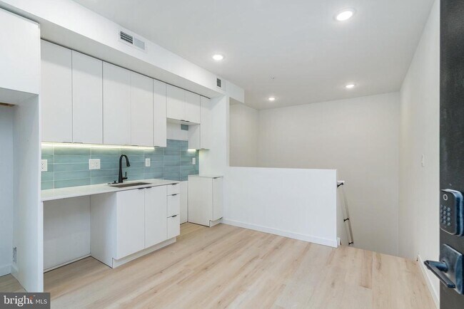 Building Photo - 2717 N Howard St