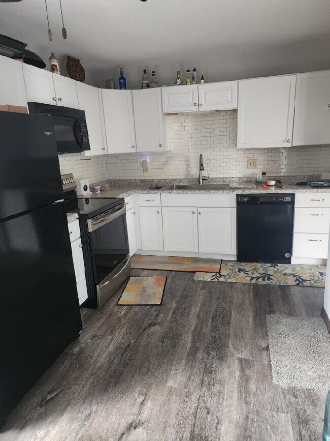 Building Photo - 1765 Valley Dr