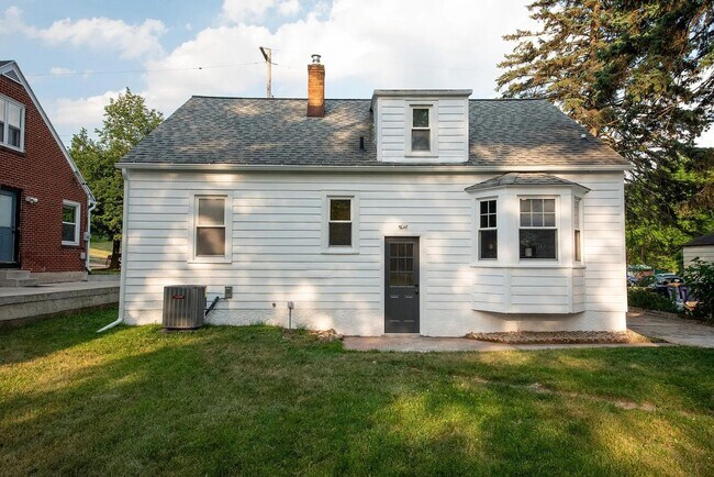 Building Photo - 1647 Sylvan Ave SE