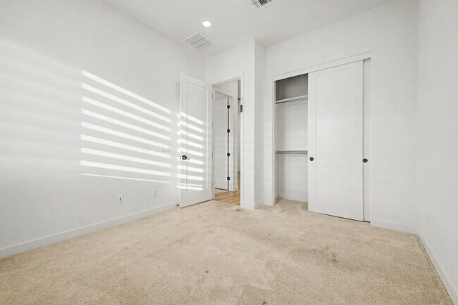 Building Photo - 1277 E Tonto Dr