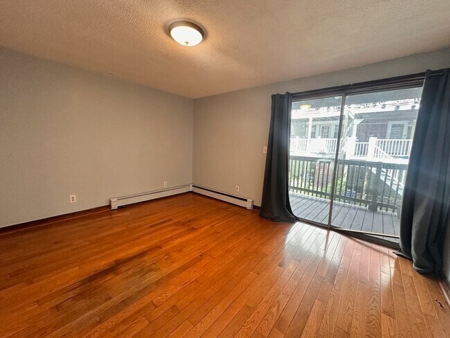 Building Photo - 474 E 7th St